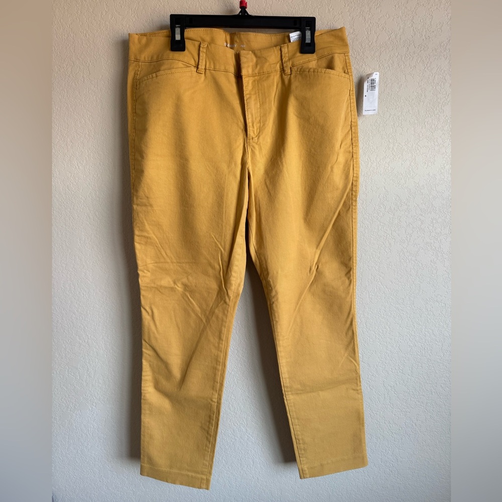 NWT Old Navy Women’s Yellow Pixie Cut Pants Size 8